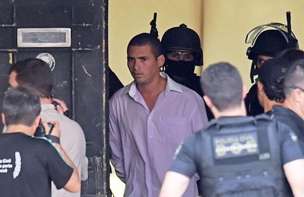 O sequestrador Jac Souza dos Santos, de 30 anos, se entregou &agrave; pol&iacute;cia, depois de ter mantido um funcion&aacute;rio do hotel ref&eacute;m desde &agrave;s 9h desta segunda (29) (Evaristo Sa/ AFP)