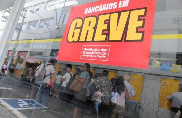 Clientes usam caixa-eletr&ocirc;nico dentro de ag&ecirc;ncia em Campinas fechada pela greve  ( Dominique Torquato/ AAN)