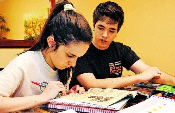 Let&iacute;cia Domingues e o namorado Gabriel Costa estudam juntos com objetivo de conquistar uma vaga na USP ( Edu Fortes/ AAN)