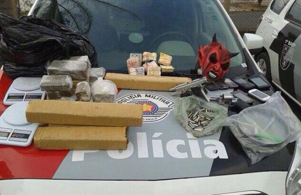 Com o suspeito foram encontradas drogas, muni&ccedil;&otilde;es, armas e balan&ccedil;a  (Divulgação/Baep)