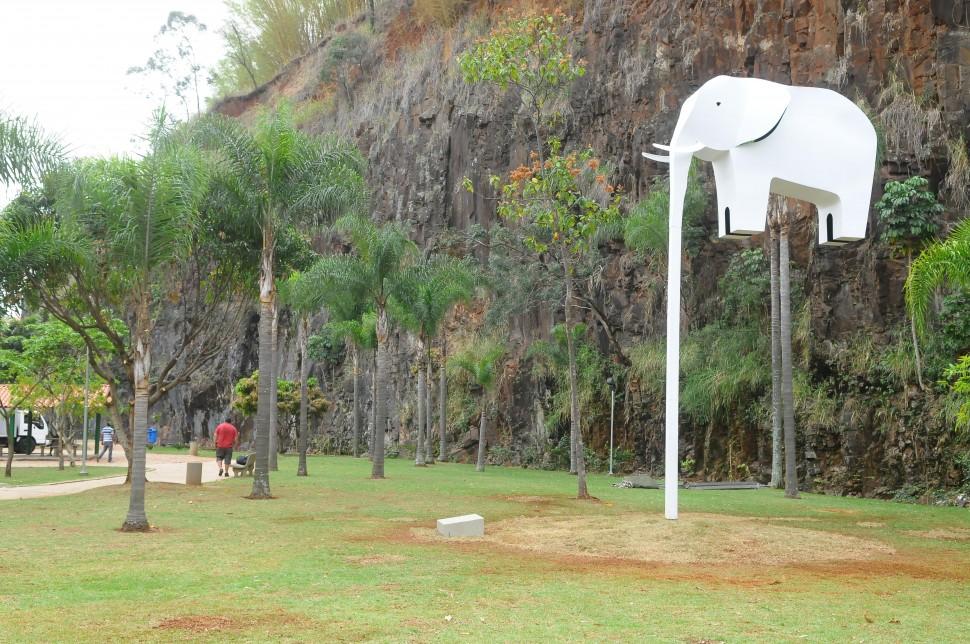 Ulisses, o elefante biruta, do artista Guto Lacaz, foi uma das obras inauguradas ontem na Pedreira do Chapad&atilde;o no anivers&aacute;rio da Sanasa ( César Rodrigues/ AAN)
