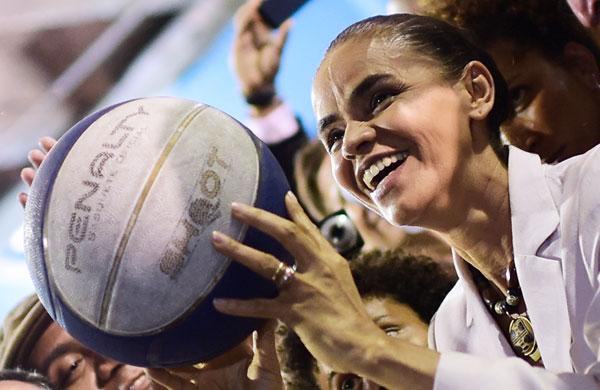 O candidato presidencial do Partido Socialista do Brasil (PSB), Marina Silva, em campanha Madureira, um sub&uacute;rbio do Rio de Janeiro (AFP)