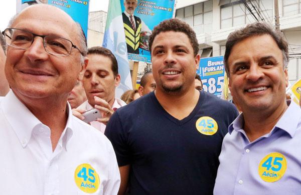 Geraldo Alckimin, Ronaldo e A&eacute;cio Neves em caminhada na grande S&atilde;o Paulo ( Divulgação/ Marcos Fernandes/Coligação Muda Brasil)