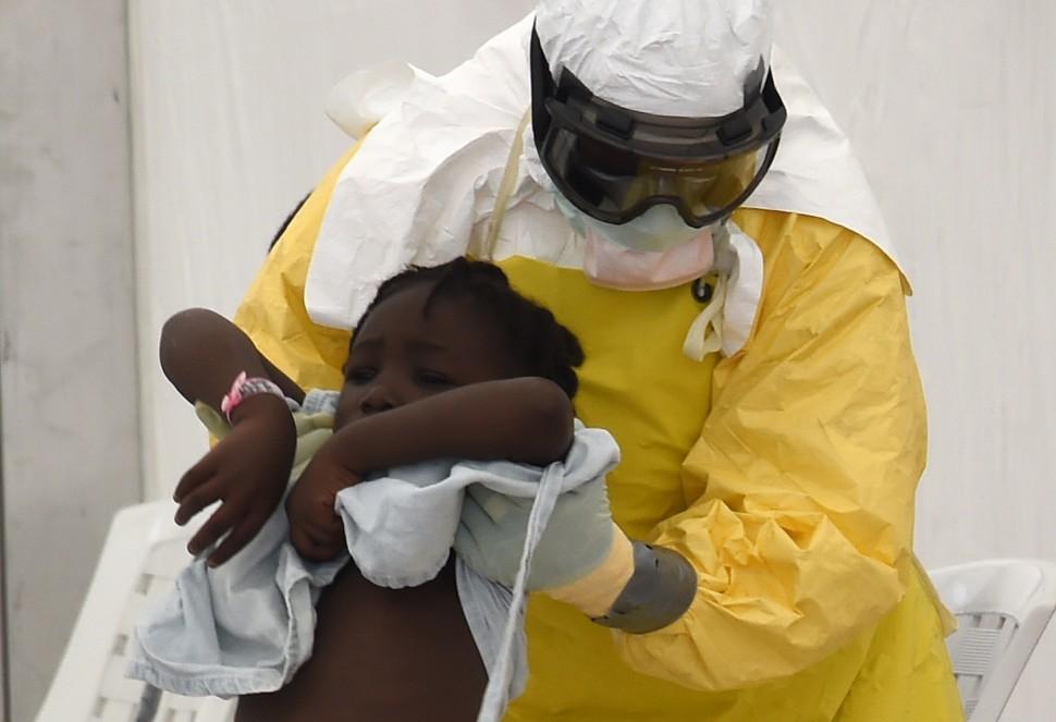 Vacinas contra o Ebola estar&atilde;o dispon&iacute;veis em 2015 (PASCAL GUYOT/ AFP)