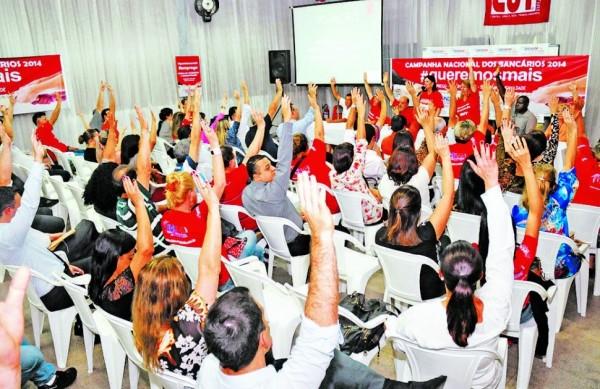 Com as m&atilde;os para cima, os banc&aacute;rios aprovaram a paralisa&ccedil;&atilde;o a partir da pr&oacute;xima ter&ccedil;a-feira (30) ( Del Rodrigues/ Gazeta de Piracicaba)