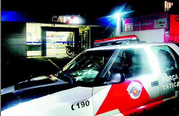 Carro da pol&iacute;cia foi atingido por v&aacute;rios tiros disparados pelos bandidos (Jaqueline Harumi/AAN )