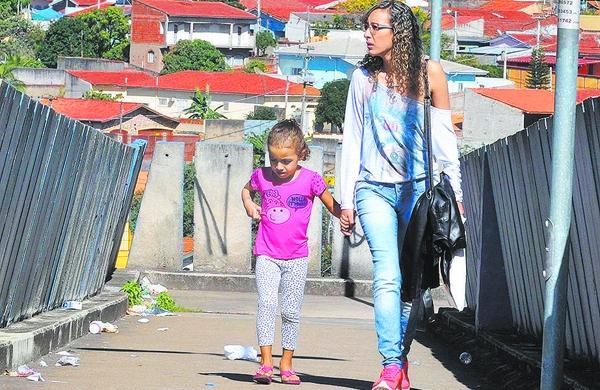 Moradores caminham por passarela na região do Campo Grande: divisão dará mais autonomia a bairros ( Dominique Torquato/AAN)