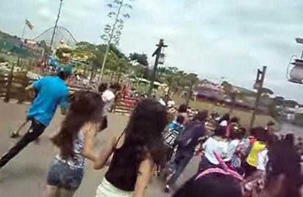 Jovens correm durante o arrast&atilde;o no Hopi Hari na tarde de quarta-feira (24) ( Reprodução/ Facebook)