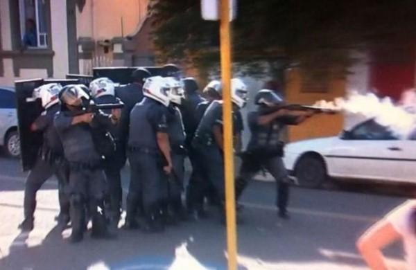 Tropa de Choque da Pol&iacute;cia Militar atirou bombas de efeito moral ( Divulgação)