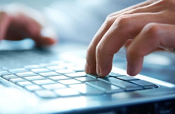 Computador muitas vezes est&aacute; nas salas por esfor&ccedil;o pessoal dos educadores ( Cedoc/RAC)