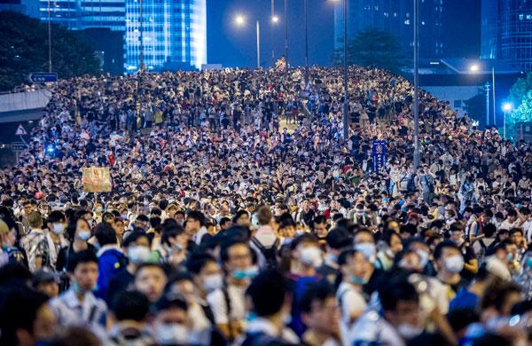 Milhares de pessoas participam de protesto perto da sede do governo em Hong Kong (Xaume Olleros/ AFP)