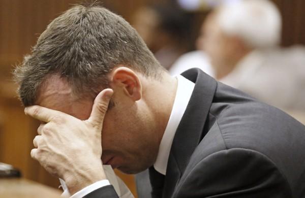 Oscar Pistorius chora durante julgamento de homic&iacute;dio de sua namorada Reeva Steenkamp (France Press)