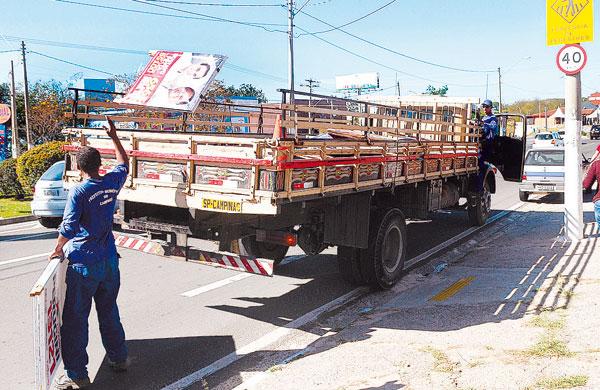 Funcion&aacute;rios da Prefeitura recolhem cavaletes colocados em locais proibidos em opera&ccedil;&atilde;o da Justi&ccedil;a Eleitoral (Cesar Rodrigues/ ANN)