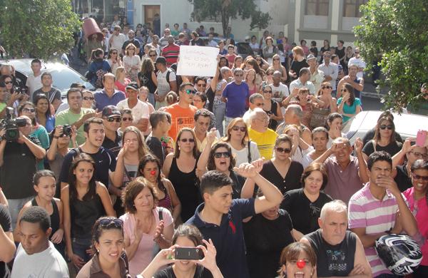 Manifesta&ccedil;&atilde;o no Legislativo de Itu teve atos de vandalismo (Ivan Valini/Jornal Periscópio )