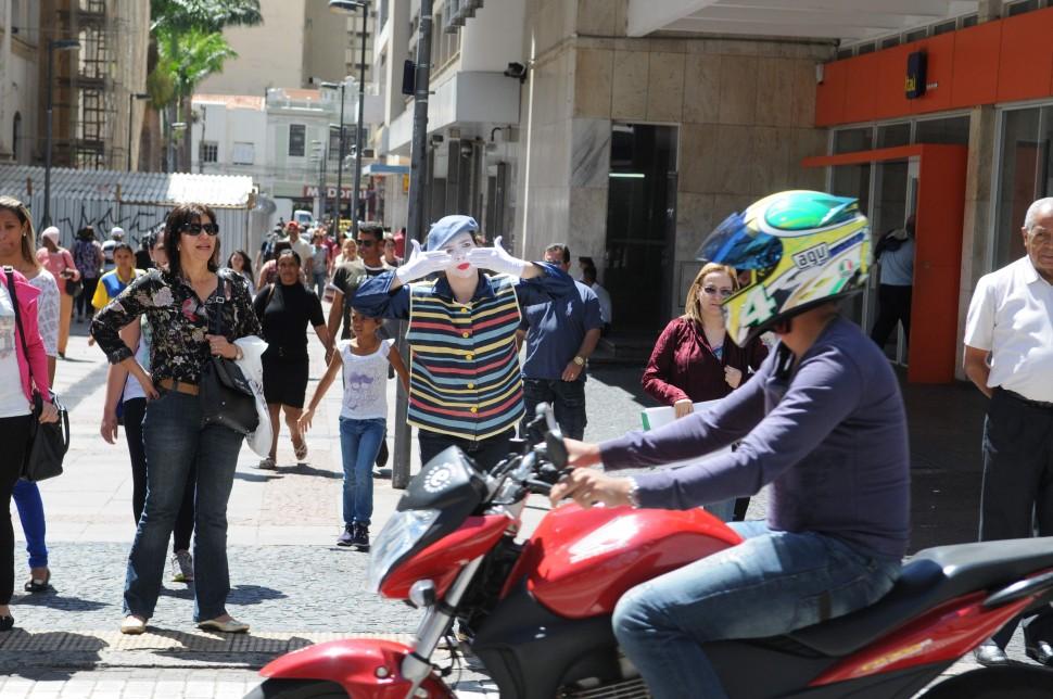 Para promover o Dia Mundial Sem Carro, a Emdec contratou clowns pata orientar pedestres, ciclistas e carros no tr&acirc;nsito com bom humor ( Dominique Torquato/AAN)