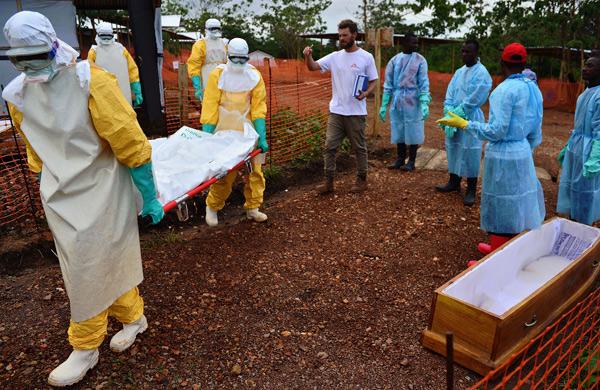 Diante da propaga&ccedil;&atilde;o na &Aacute;frica Ocidental da epidemia da febre hemorr&aacute;gica Ebola, cuja magnitude foi subestimada, segundo a OMS, a Cruz Vermelha e v&aacute;rias ONGs insistiram na necessidade de uma mobiliza&ccedil;&atilde;o maior para lutar contra este v&iacute;rus (AFP)
