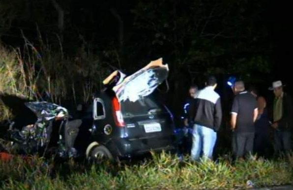 Ap&oacute;s o choque, o carro ficou totalmente destru&iacute;do  ( Divulgação)