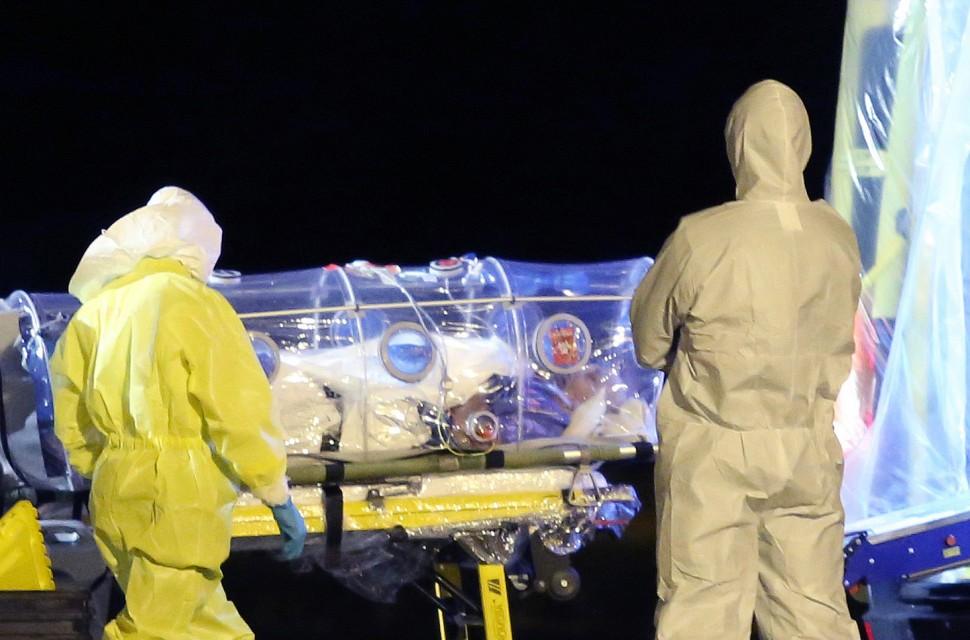 Mission&aacute;rio cat&oacute;lico contaminado pelo ebola volta &agrave; Espanha (SPANISH DEFENCE MINISTRY/ AFP)