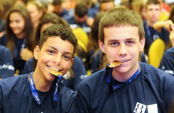 Cerim&ocirc;nia nacional de premia&ccedil;&atilde;o da 8&ordf; Olimp&iacute;ada Brasileira de Matem&aacute;tica das Escolas P&uacute;blicas. Professores e alunos receberam placas e medalhas (EBC)