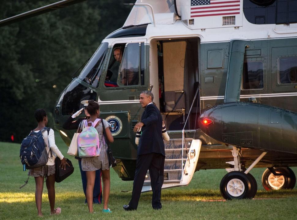 Presidente, Estados Unidos, Barack Obama, deixa, Casa Branca, helic&oacute;ptero, com, filhas (Nicholas Kaam/France Press)