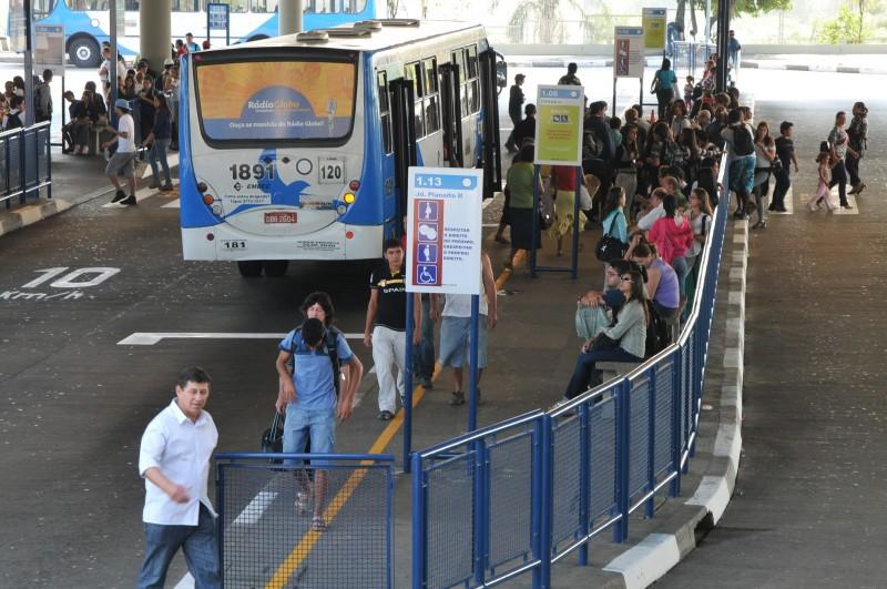 Mulher caiu quando descia do coletivo e o motorista teria saído em seguida (Cedoc/RAC)