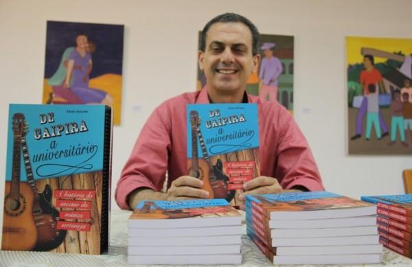 O escritor Edvan Antunes, autor do livro De Caipira a Universit&aacute;rio  ( Divulgação)