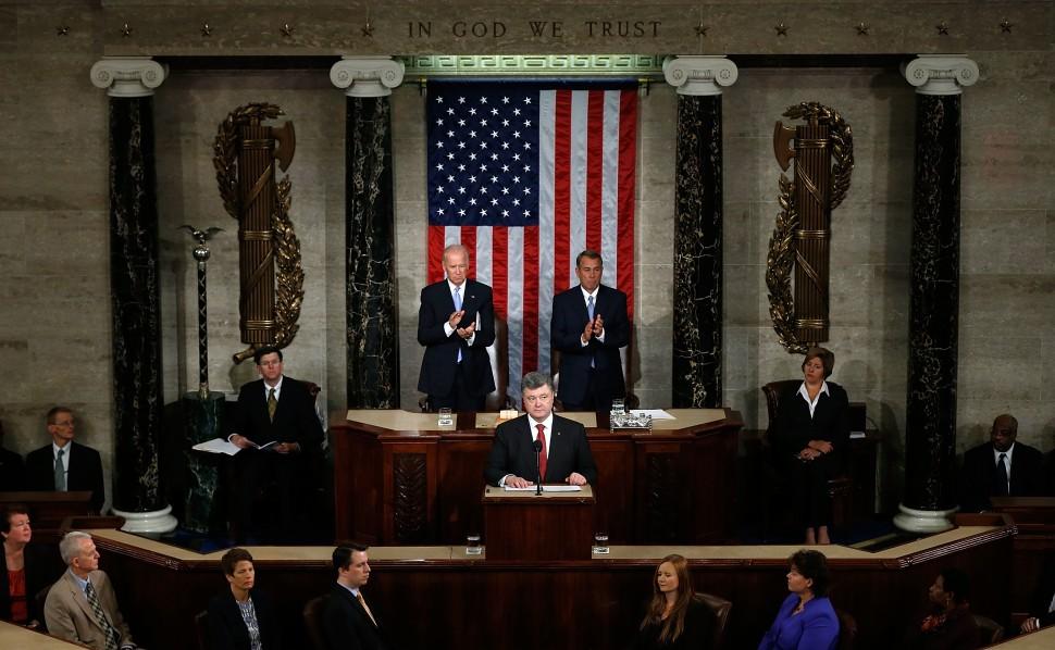 O presidente ucraniano Petro Poroshenko fala nos Congresso dos Estados Unidos nesta quinta (18)  (WIN MCNAMEE/ AFP)