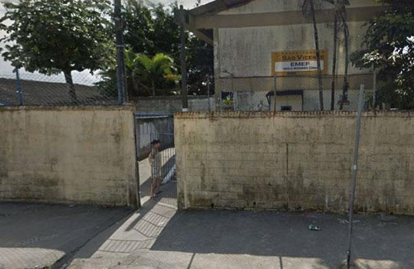 Fachada da escola onde o feto foi encontrado no banheiro feminino (Reprodução)