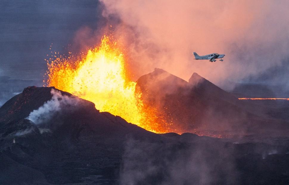 Vulc&atilde;o filipino come&ccedil;a a jorrar lava (Bernardo Meric/ AFP)