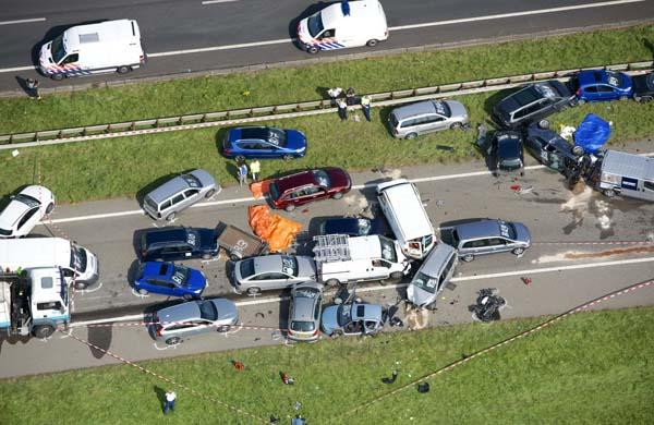 O acidente desta ter&ccedil;a-feira em Heinkenszand, sudoeste da Holanda, deixou dois mortos  (France Press)