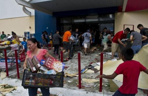 Pessoas saqueam supermercado no balne&aacute;rio mexicano de Los Cabos (France Press)