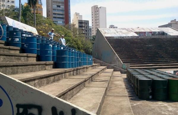 Tambores s&atilde;o cheios com &aacute;gua de re&uacute;so para testar a estrutura das arquibancadas  (Shana Maria Pereira/ Correio Popular)