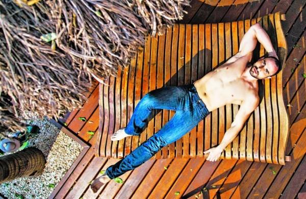 Modelo profissional, Luis S&aacute; dedica, em m&eacute;dia, quatro horas di&aacute;rias para cuidar da beleza ( Divulgação)