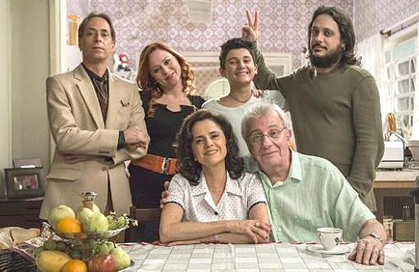 Pedro Cardoso, Guta Stresser, Vin&iacute;cius Moreno e L&uacute;cio Mauro Filho, com Marieta Severo e Marco Nanini ( Divulgação)