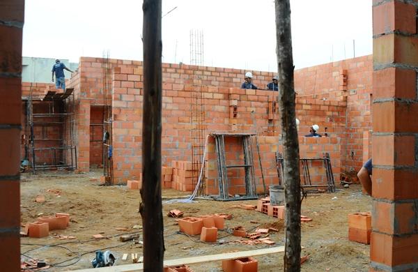 Operários trabalham nas obras de construção do crematório do Cemitério dos Amarais (Elcio Alves/ AAN )