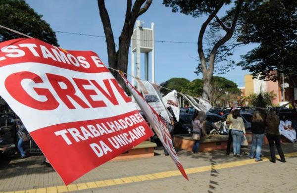 Funcion&aacute;rios e professores das tr&ecirc;s universidades estaduais de S&atilde;o Paulo USP, Unesp e Unicamp fazem uma manifesta&ccedil;&atilde;o na tarde desta quinta ( Dominique Torquato/AAN)