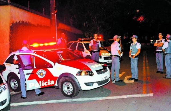 Pol&iacute;cia no local do latroc&iacute;nio que matou o agr&ocirc;nomo S&eacute;rgio Jos&eacute; Zakia; disparo foi feito por menor  ( Cedoc/ RAC)