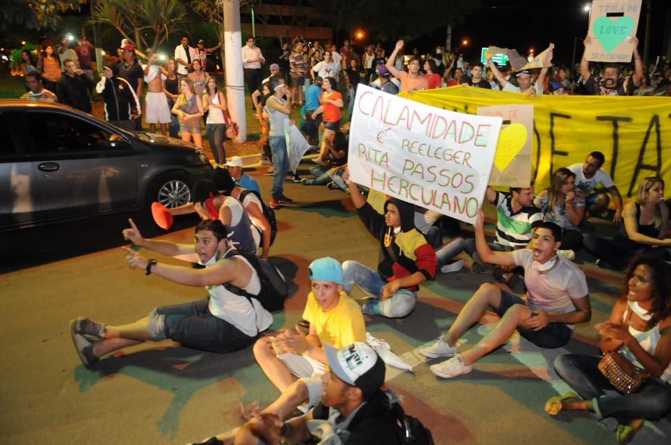Itu, protesto, &aacute;gua, manifesta&ccedil;&atilde;o, prefeitura ( Edu Fortes/AAN)