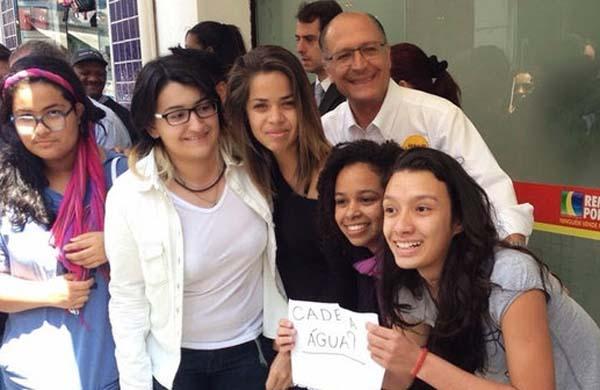 Quando todos estavam a postos e sorrindo, uma das estudantes sacou um pequeno cartaz com os dizeres: &quot;Cad&ecirc; a &aacute;gua?&quot; ( Divulgação)