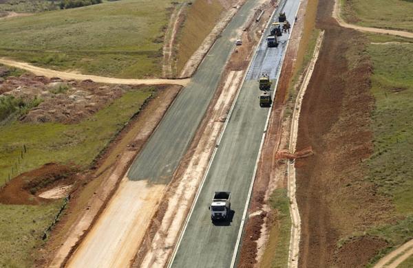 Caminh&otilde;es trabalham em trecho da Avenida Mackenzie: asfalto j&aacute; pode ser visto ( Divulgação)