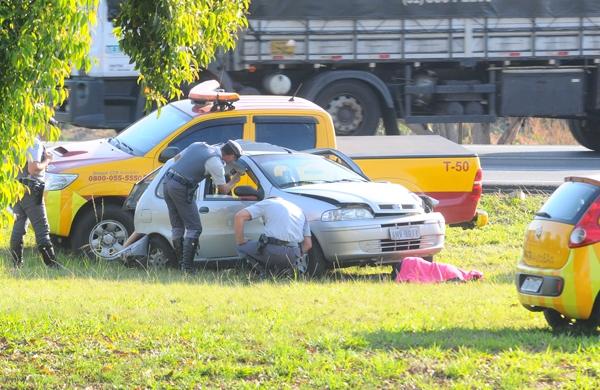 Policiais fazem per&iacute;cia no carro em que estavam os estudantes (Elcio Alves)