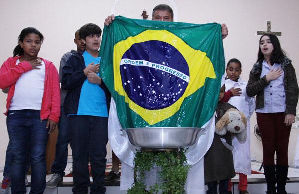Par&oacute;quia promove lavagem da Bandeira do Brasil por uma pol&iacute;tica mais limpa (Camila Moreira/ AAN)