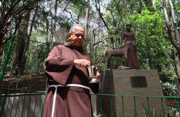 Padre Carlos Roberto Silva aben&ccedil;oou os animais na Par&oacute;quia Santa Margarida, no Jardim Bandeirantes, e tamb&eacute;m no Bosque dos Jequitib&aacute;s ( Janaína Ribeiro/ Especial a AAN )