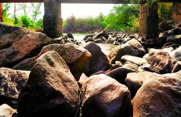 Pedras no leito do Rio Atibaia, na regi&atilde;o de Sousas, est&atilde;o totalmente aparentes por causa do n&iacute;vel baixo ( César Rodrigues/ AAN)