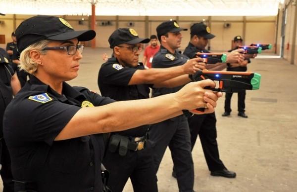 Suspeito atingido pelo choque fica im&oacute;vel por cerca de 30 segundos, tempo para ser algemado.r
 ( Divdulgação)