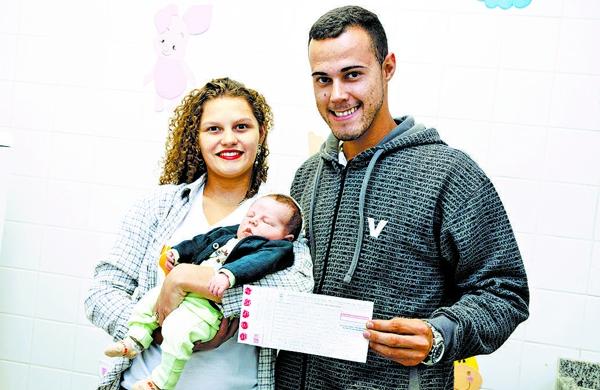 Bruna Rafaela e Alexandre Lopes levaram o filho Pietro para fazer o Teste do Pezinho Ampliado ( Christiano Diehl Neto/ Gazeta de Piracicaba)