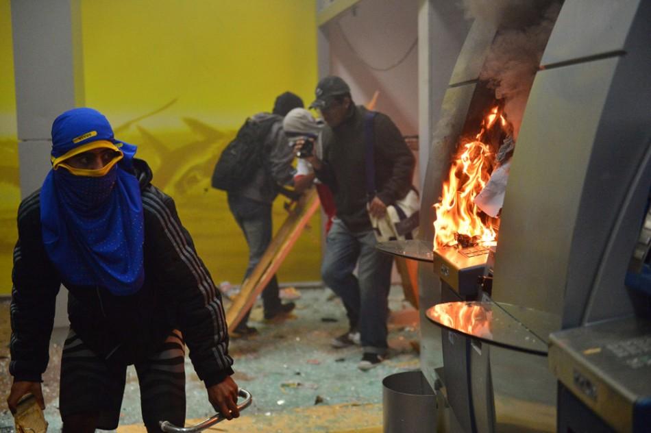 Mascarados atacam prédio histórico, Câmara e incendeiam ônibus no Rio de Janeiro nesta segunda (France Presse)