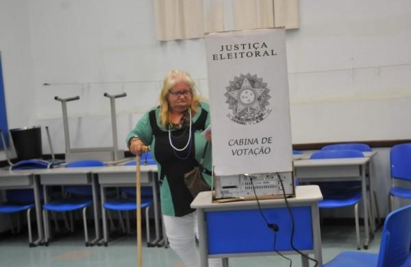 Elaine Pinto da Silva, de 57 anos, ficou surpresa ao saber que foi a primeira votante do maior col&eacute;gio eleitoral de Campinas, o Col&eacute;gio Pio XII, no Bosque ( Carlos Sousa Ramos/ AAN)