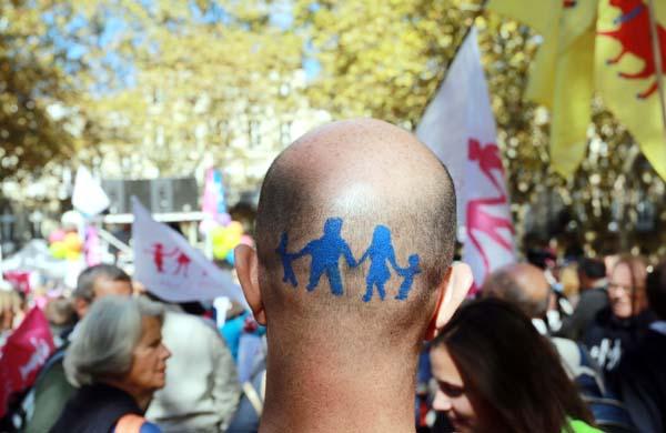 Sob o lema &quot;N&atilde;o &agrave;s m&atilde;es de aluguel&quot;, entre 70 mil pessoas protestaram neste domingo (5) (France Press)