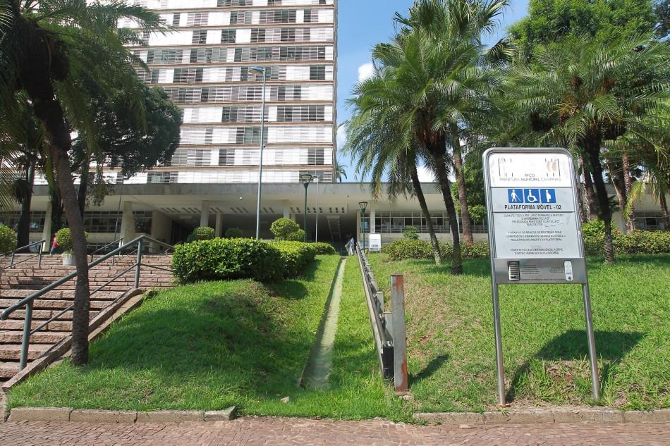 Elevador para cadeira de rodas na Prefeitura de Campinas est&aacute; quebrado h&aacute; nove meses ( Leandro Ferreira/AAN)